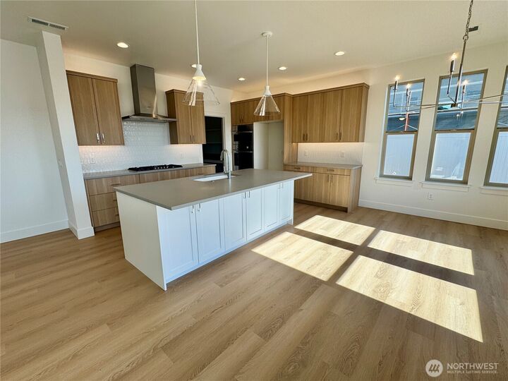Property Photo:  104 E Ian Avenue  WA 98926 
