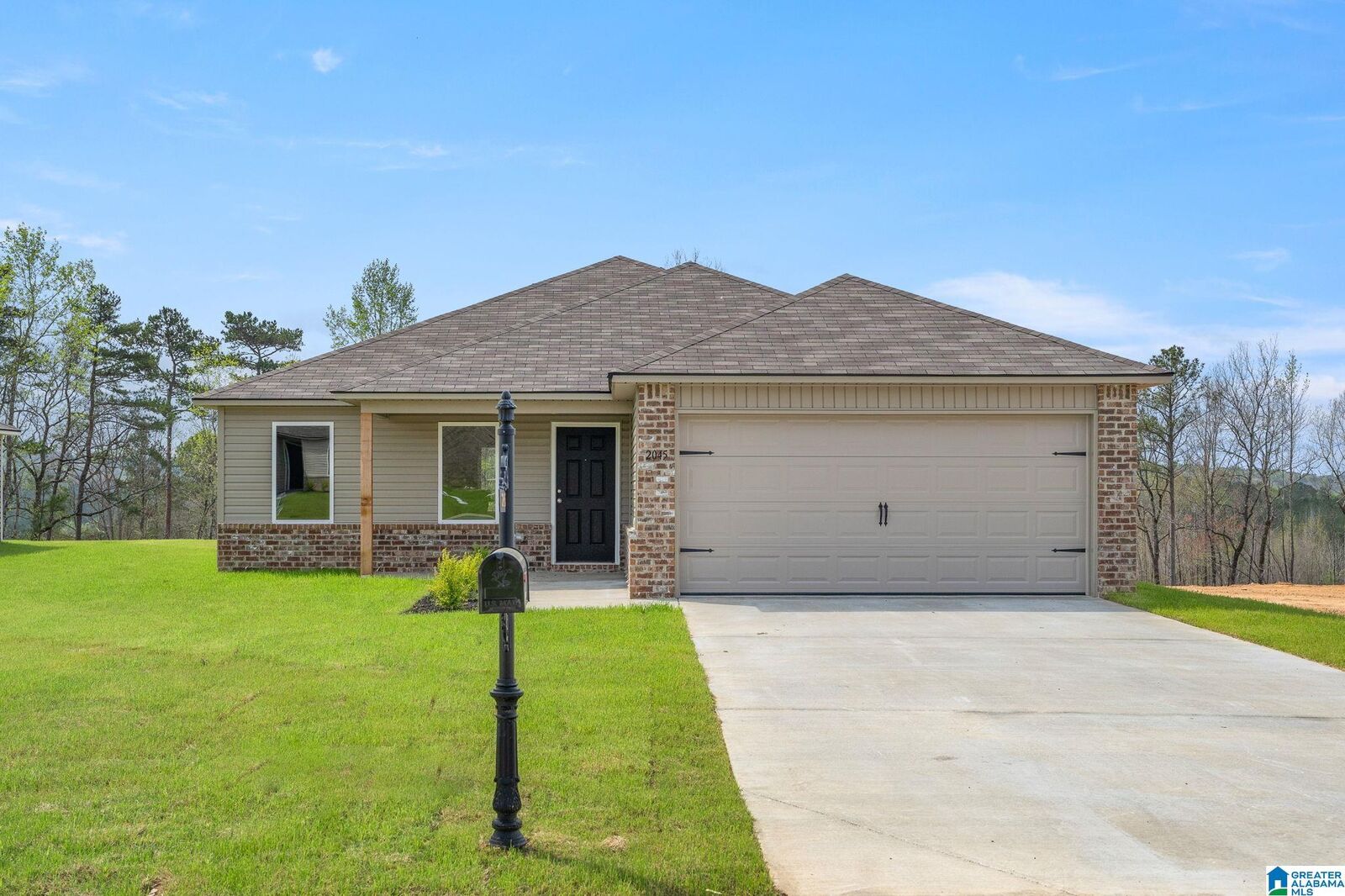 Property Photo: 2140 W Middlebrooke Crossing AL 35120