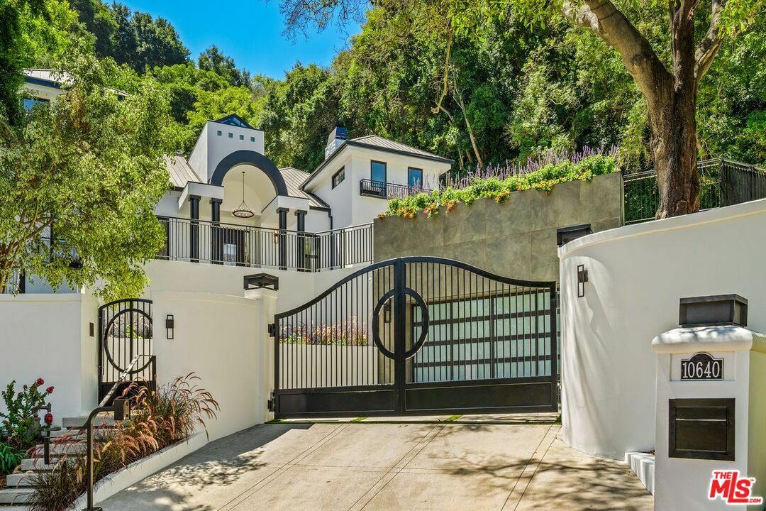 10640 Taranto Way  Los Angeles CA 90077 photo