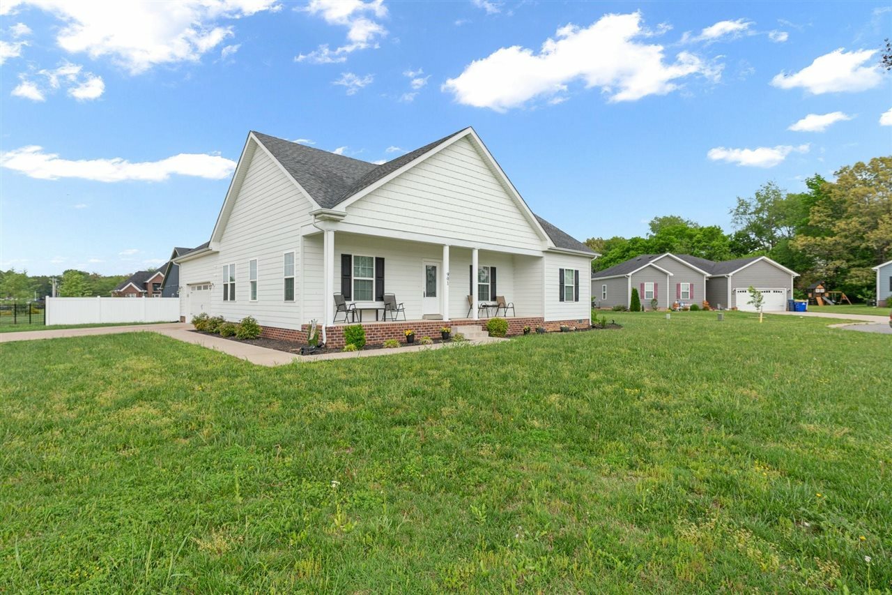 Property Photo: 901 E Hampton Court KY 42134