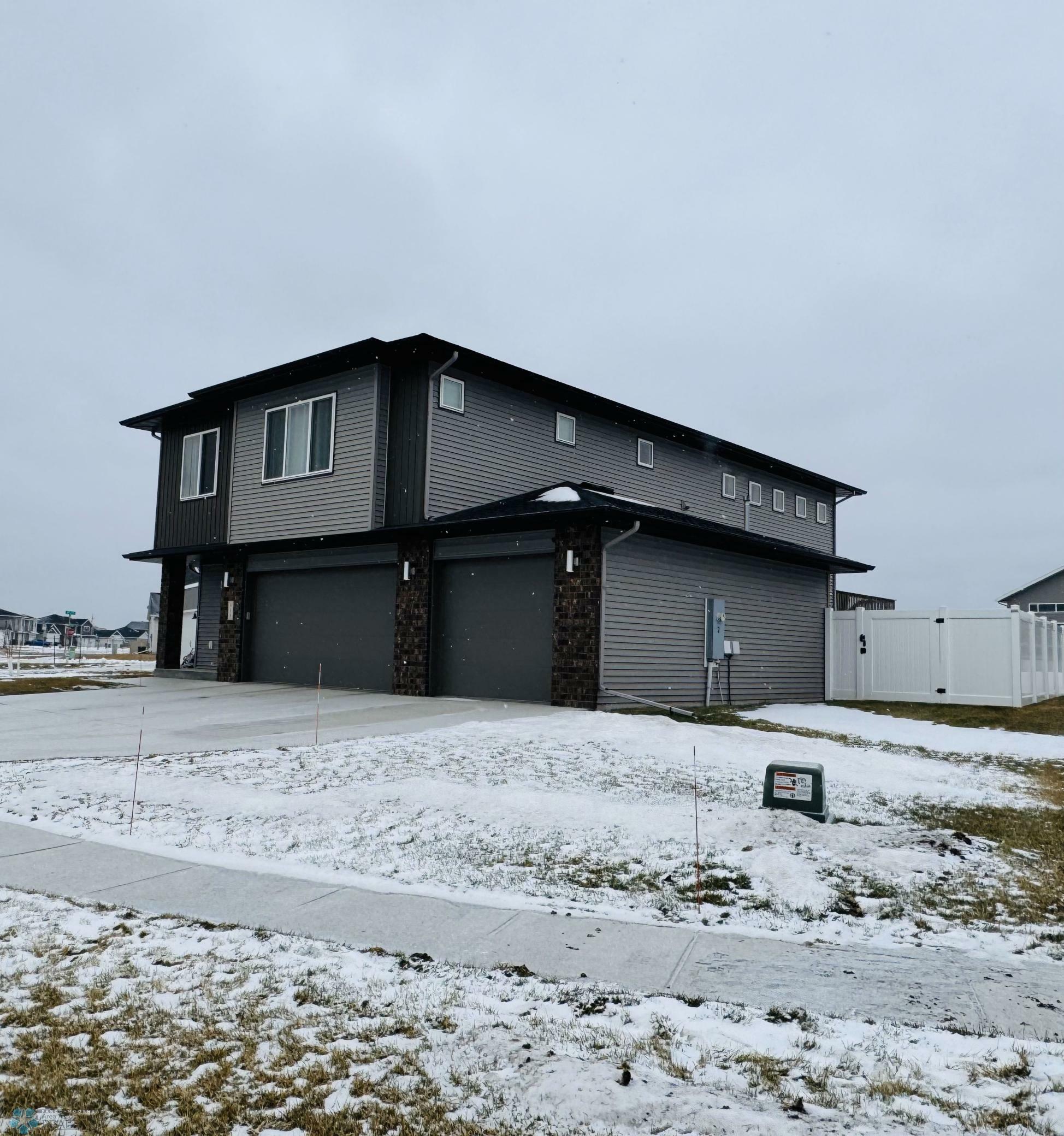 Property Photo:  818 Albert Drive W  ND 58078 