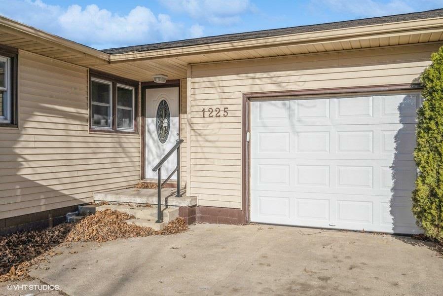 Property Photo:  1225 Elm Street  IA 50662 