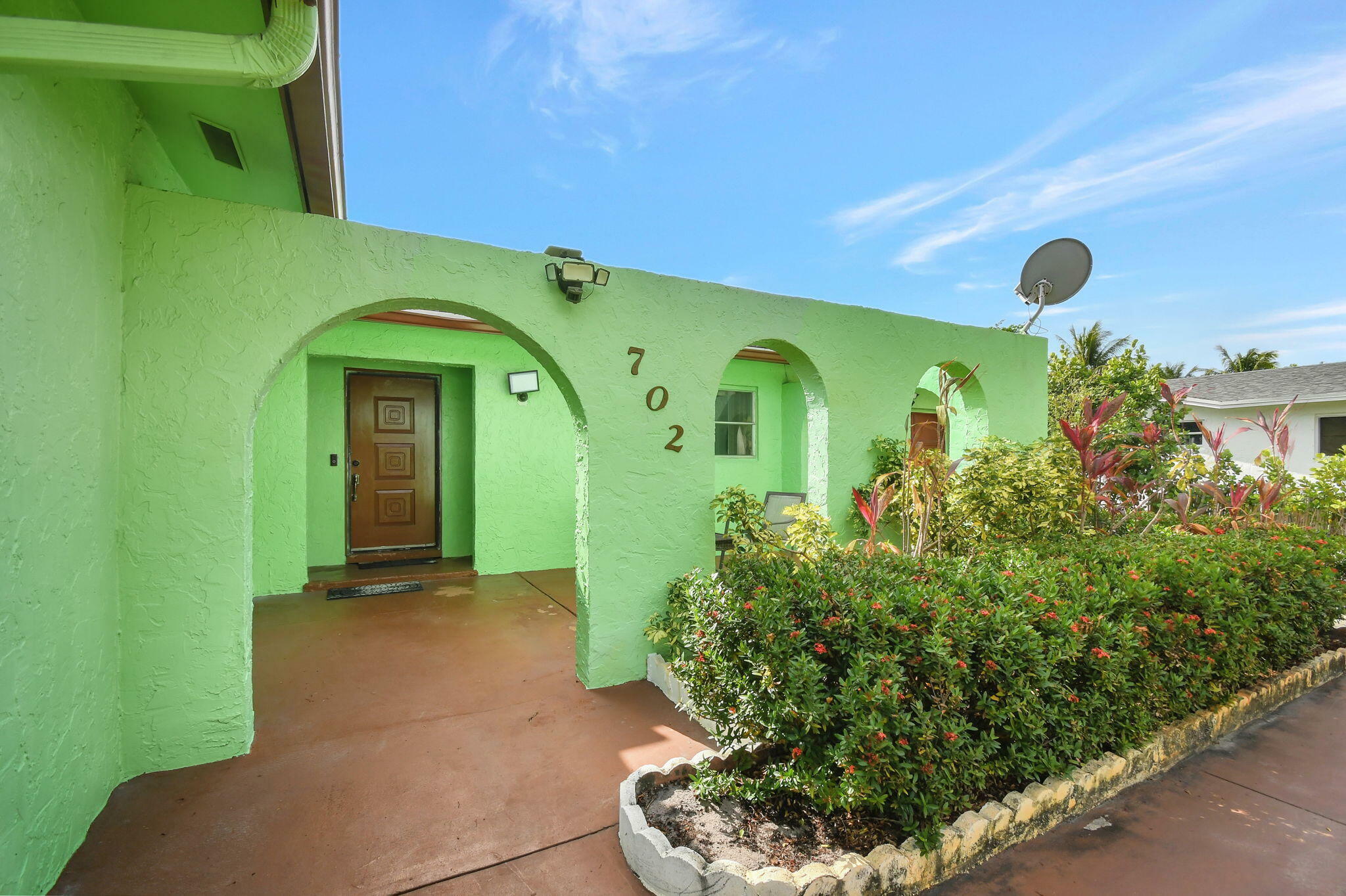 Property Photo:  702 SW 23rd Terrace  FL 33435 