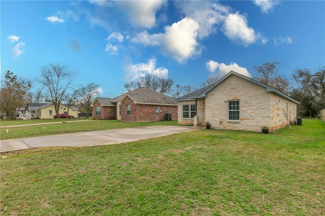 Property Photo:  1114 Houston Street  TX 76704 