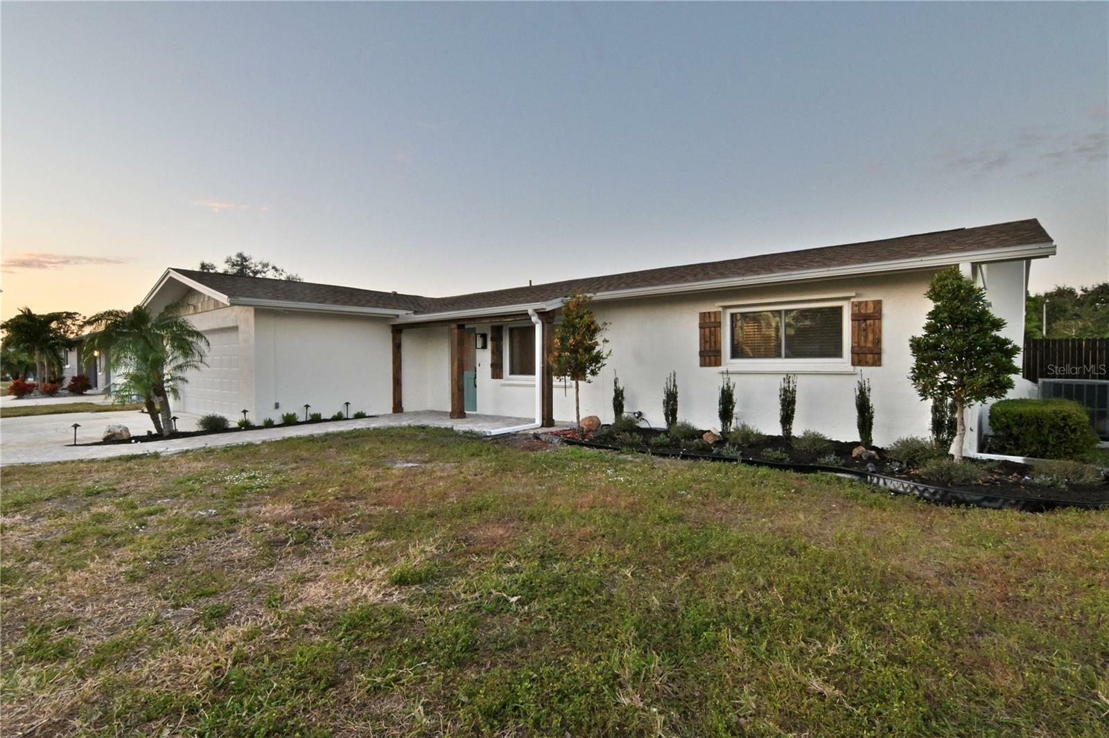 Property Photo: 2902 23rd Avenue W FL 34205