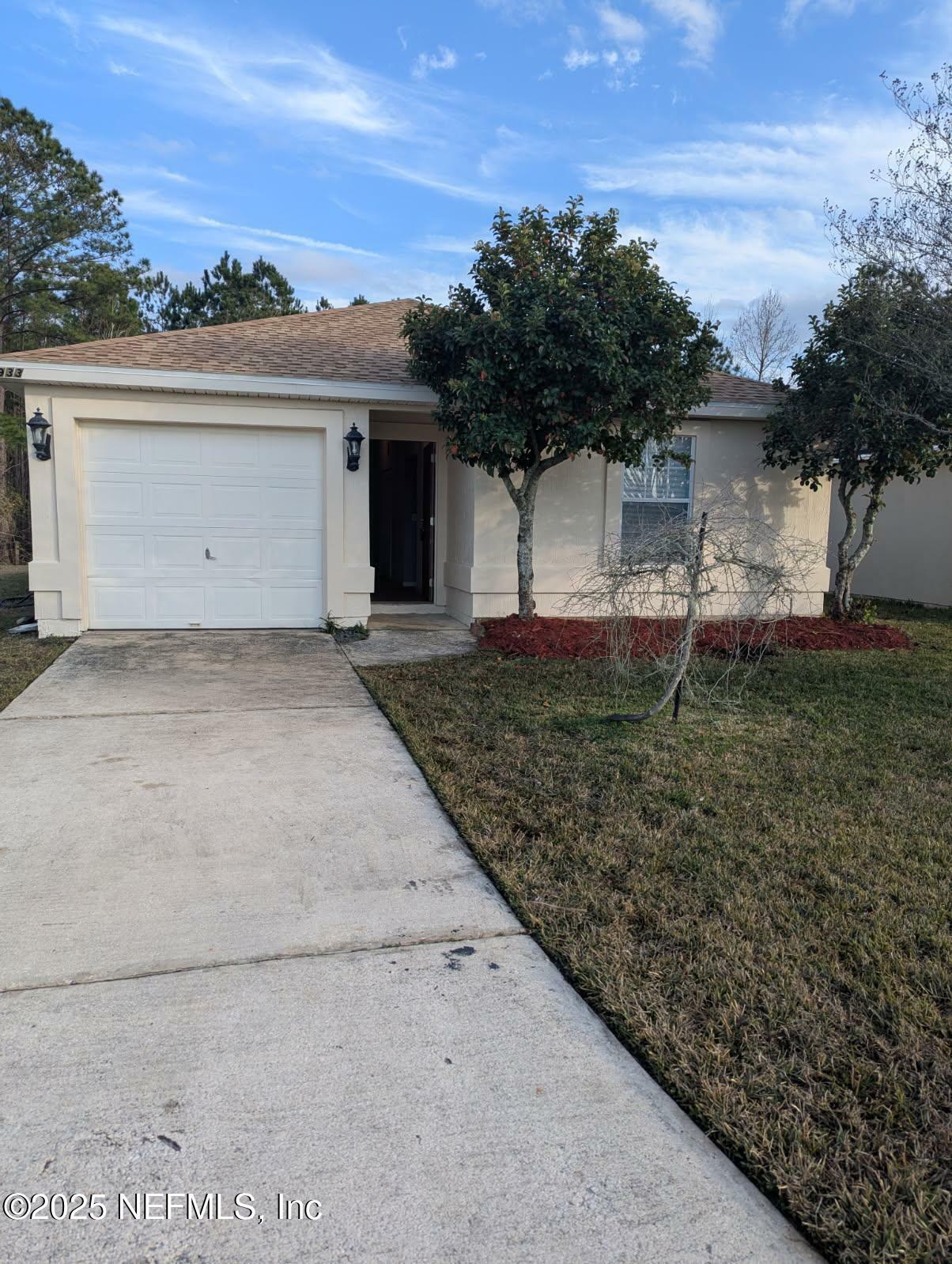 Property Photo: 1933 Longneedle Lane FL 32068