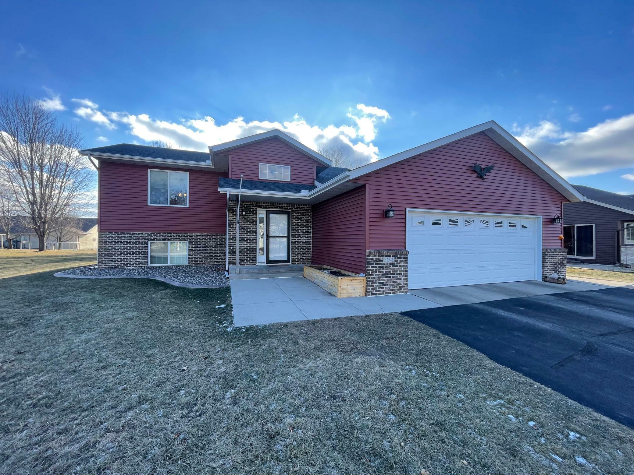 Property Photo:  304 Sunset Court  MN 56307 