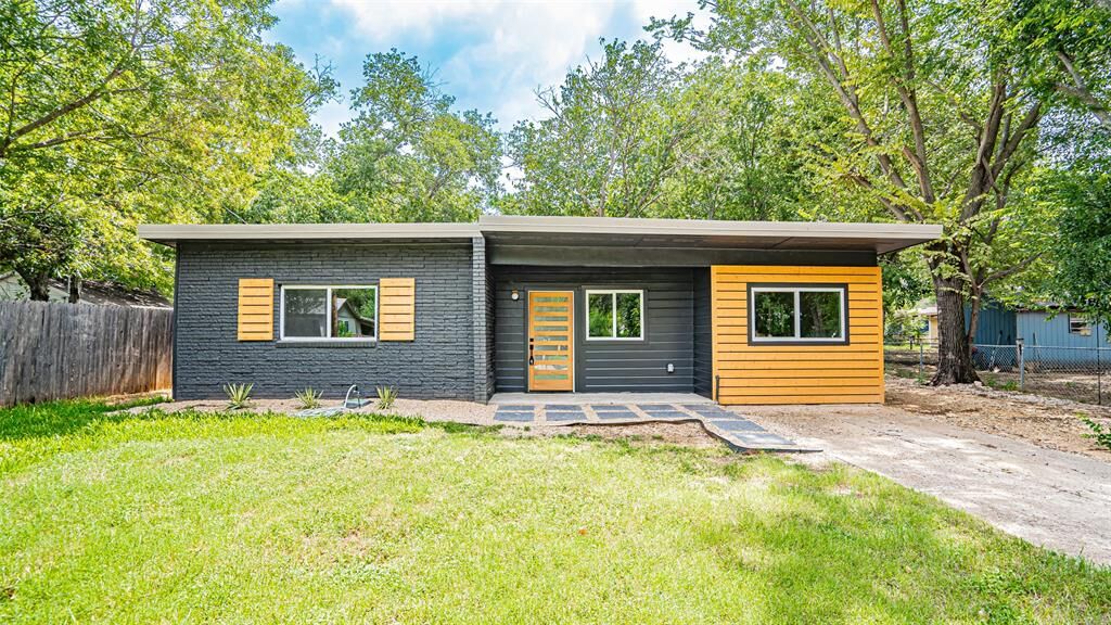 Property Photo: 803 W Bluff Street TX 76048