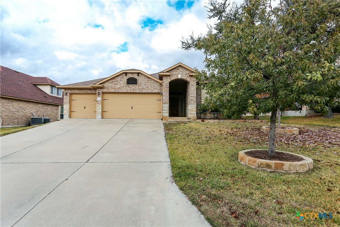 Property Photo:  813 Siena Court  TX 76548 