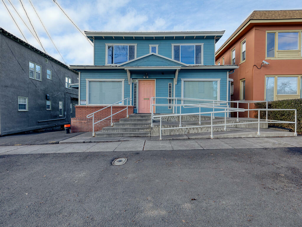 Property Photo:  925 High Street  OR 97601 