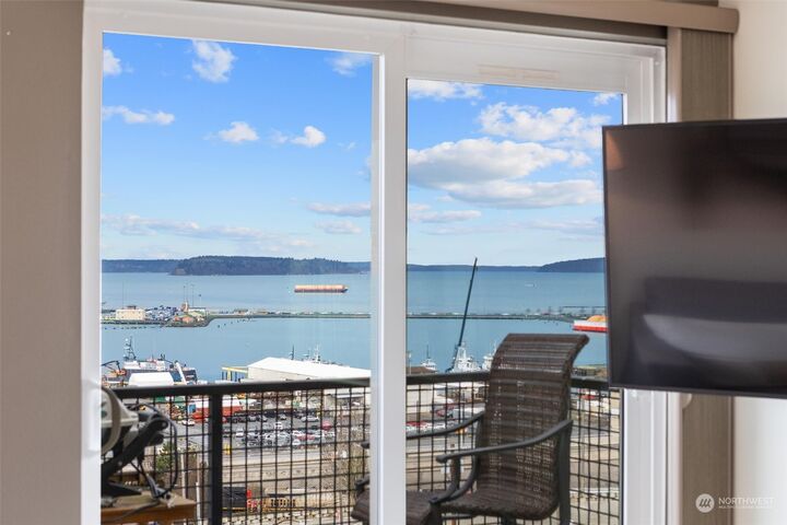 Property Photo:  2818  Grand Avenue B612  WA 98201 