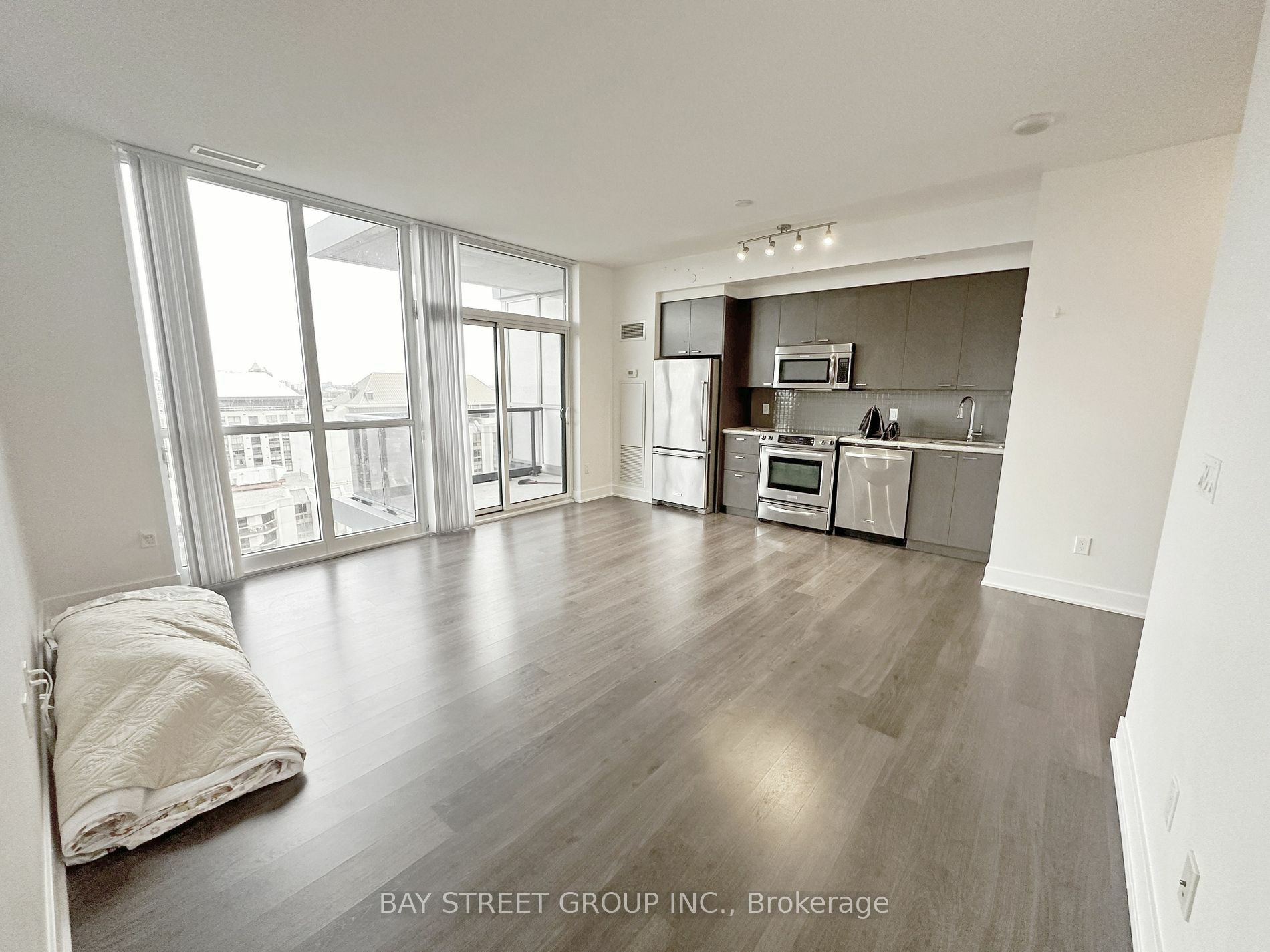 Property Photo:  88 Sheppard Ave E 2009  ON M2N 0G9 