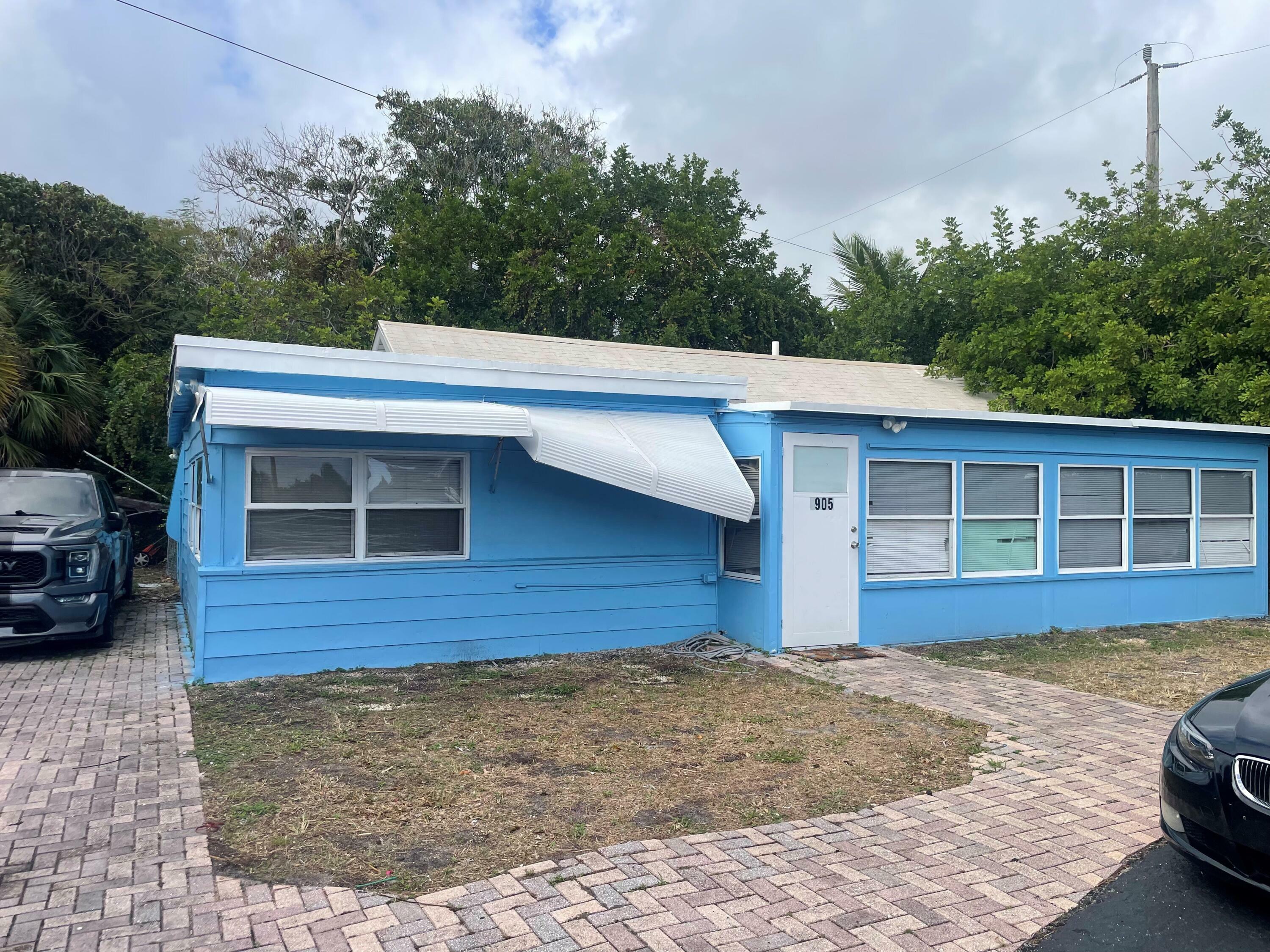 Property Photo:  1905 Florida Street  FL 33460 