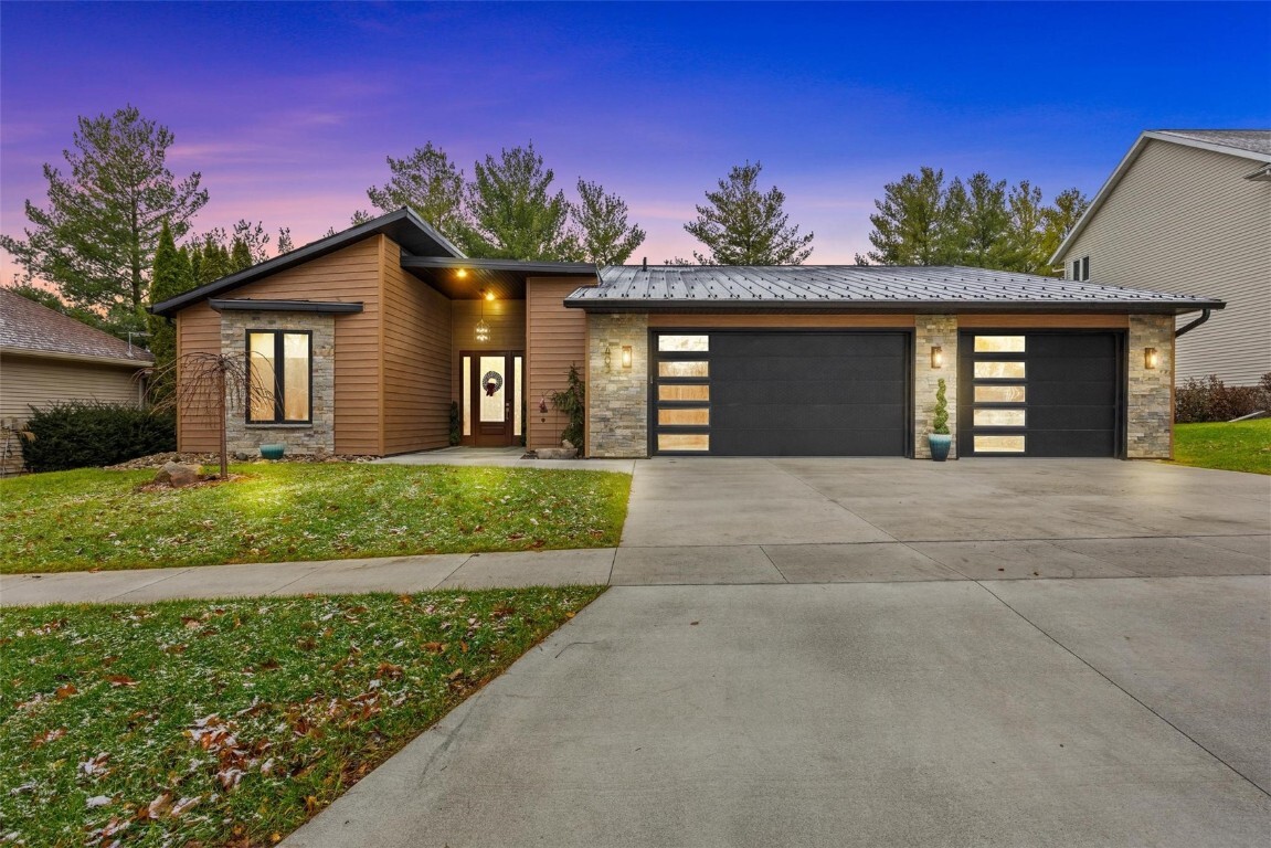 Property Photo: 403 B Ave NE IA 52314