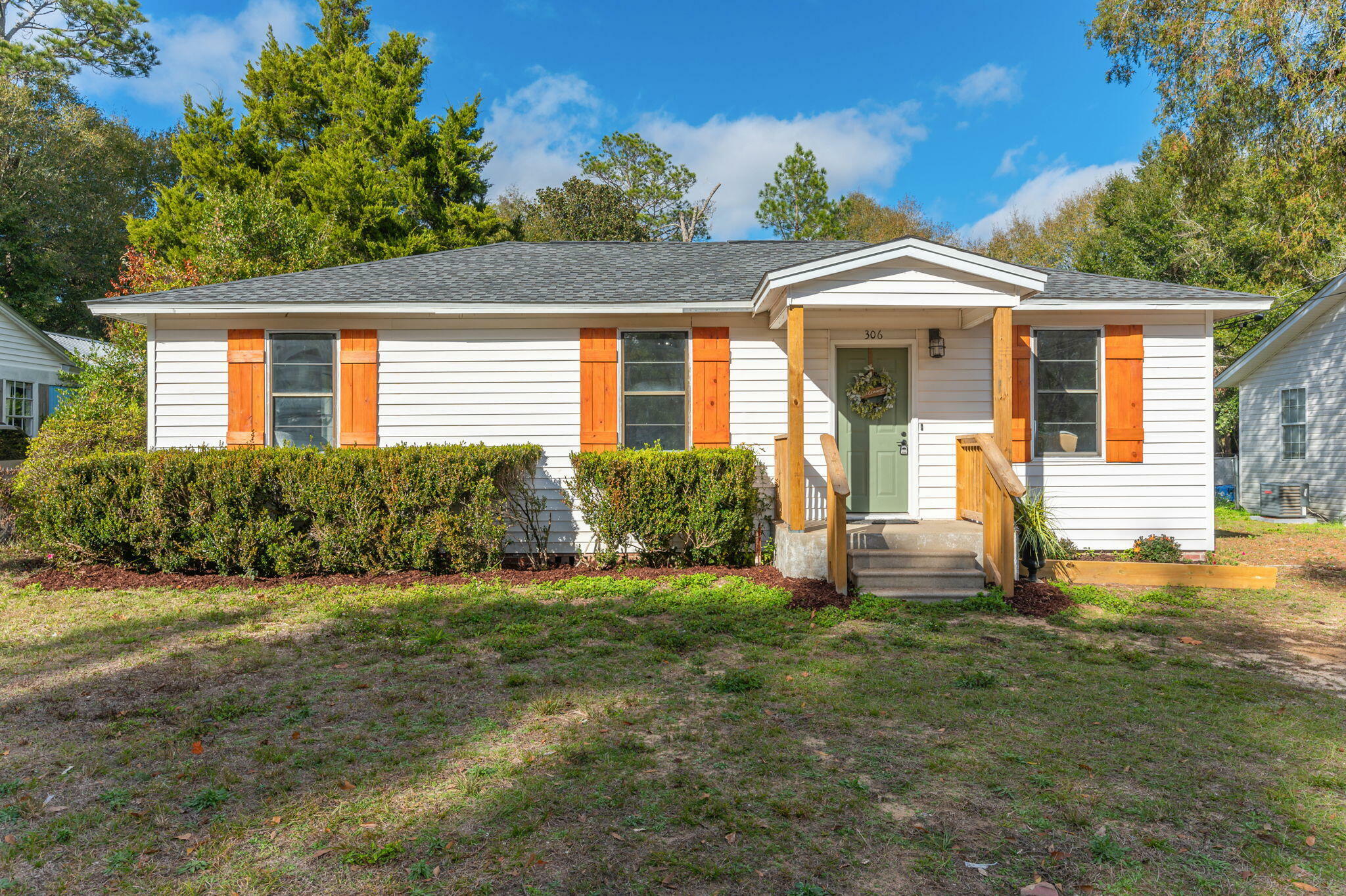 Property Photo:  306 E 1st Avenue  FL 32536 