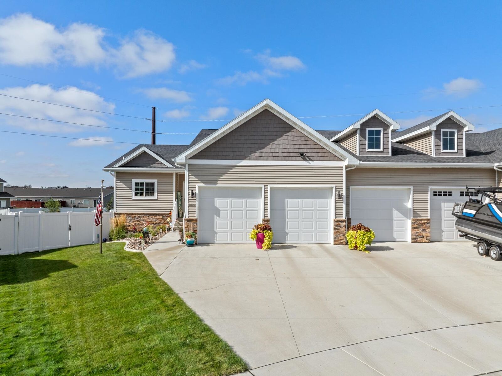 Property Photo:  3500 Waggle Wy SE  ND 58701-3159 