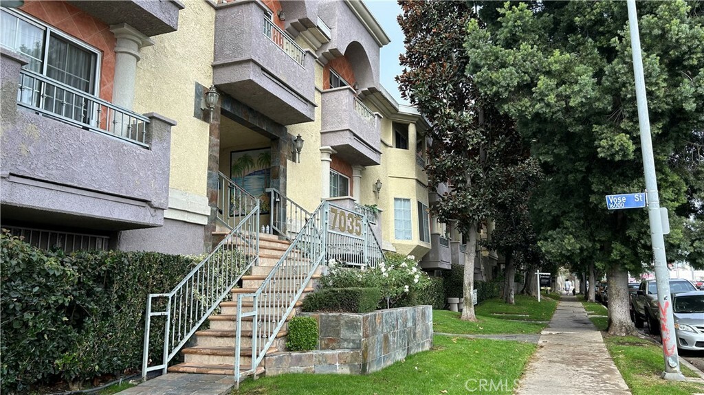 Property Photo:  7035 Woodley Avenue 102  CA 91406 