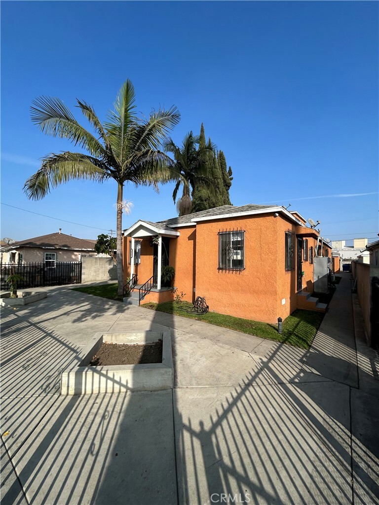 Property Photo:  1416 North Willowbrook Avenue  CA 90222 