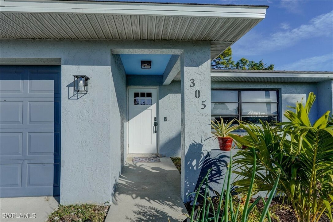 Property Photo:  305 SE 14th Terrace  FL 33990 