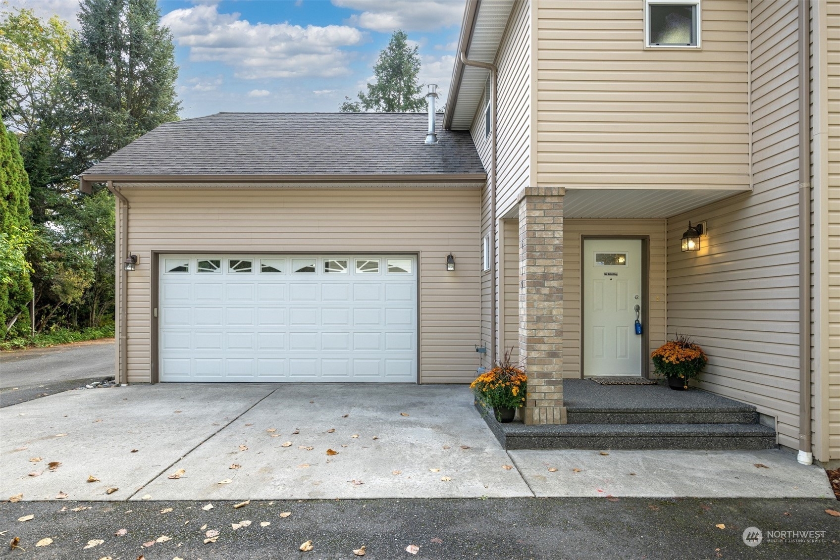 Property Photo:  2519 E Illinois Street  WA 98226 