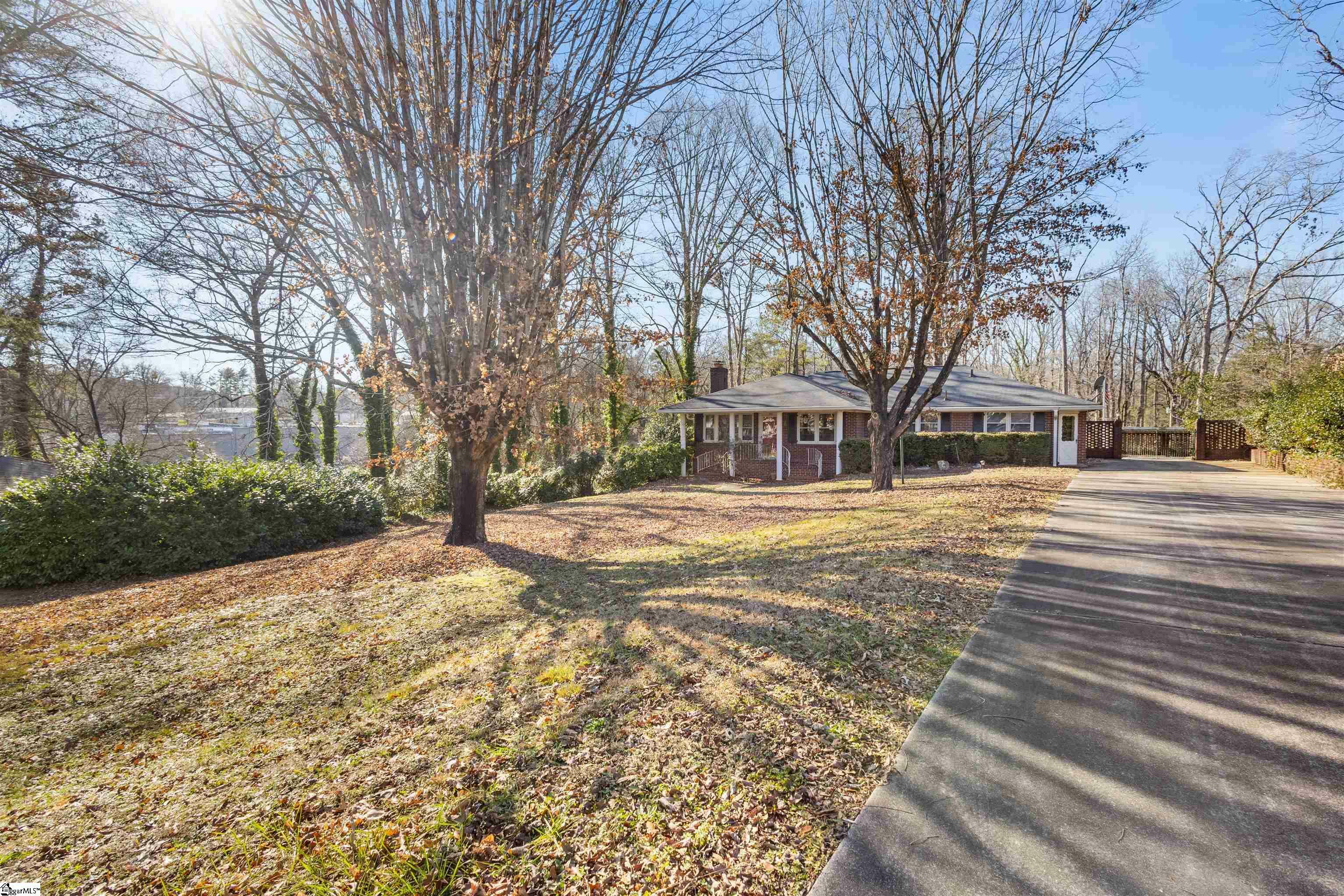 Property Photo:  312 Parkway Drive  SC 29640 