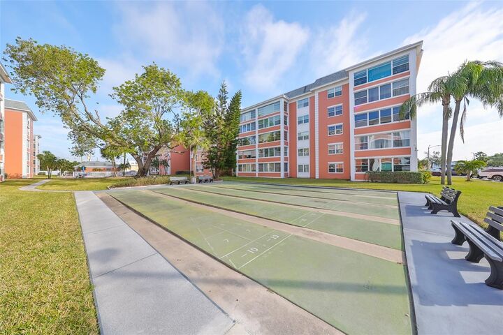 Property Photo: 6960 20th Avenue N 306 FL 33710