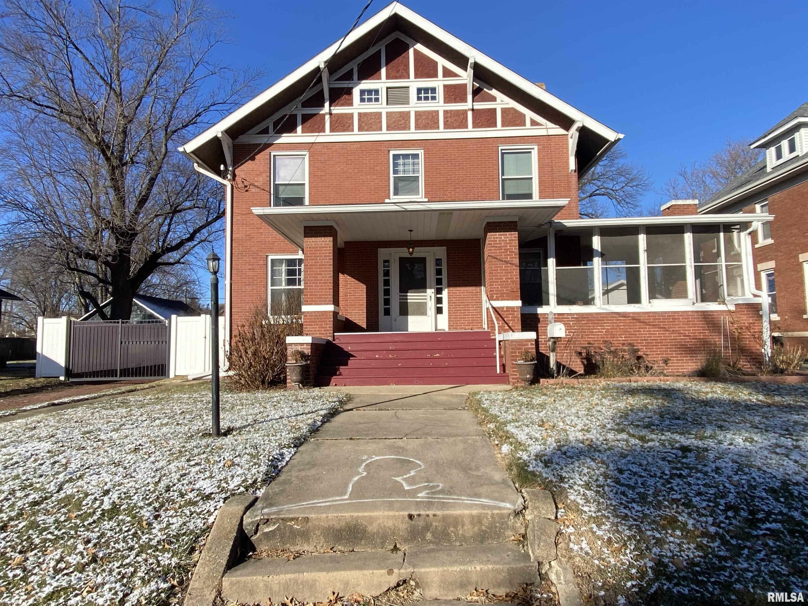 Property Photo:  325 W Chestnut Street  IL 61520 