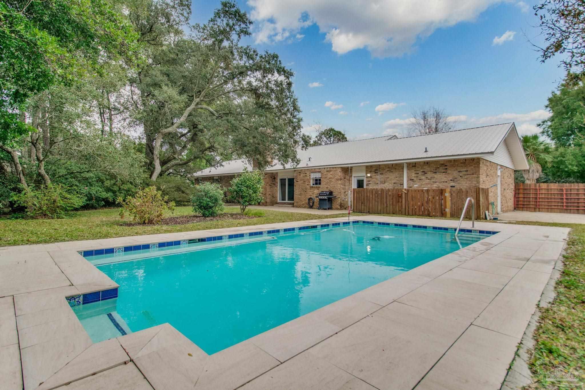 Property Photo: 124 Palmetto Rd FL 32561