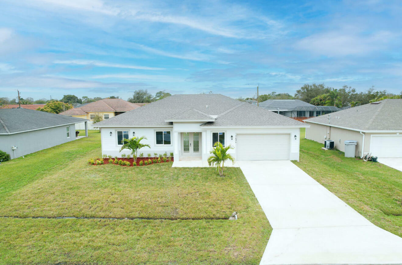 Property Photo:  1434 SW Oriole Lane  FL 34953 