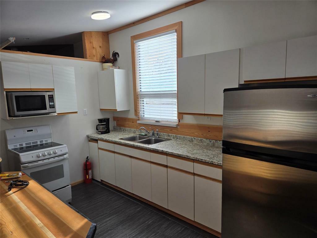 Property Photo: 300 Shewfelt Avenue MB R0K 0L0
