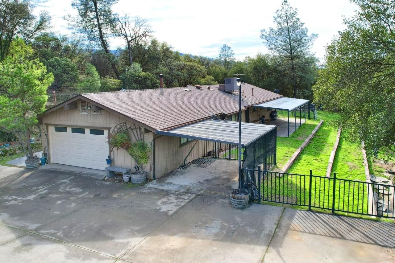 Property Photo: 31502 Road 400 CA 93614
