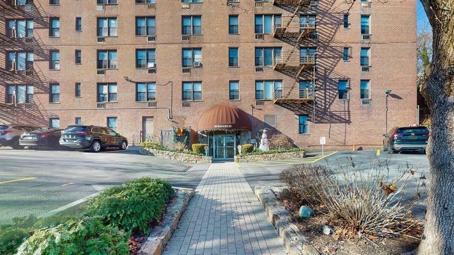 Property Photo:  55 Halley Street 2E  NY 10704 