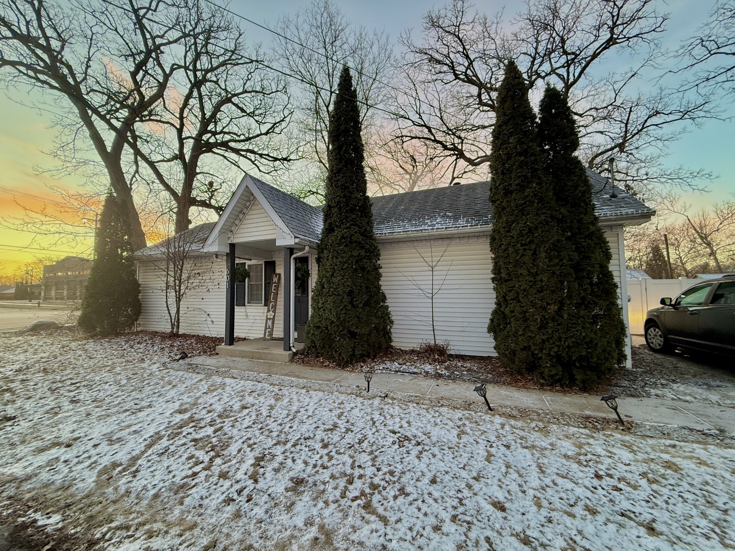 Property Photo:  601 Cottage Street  IL 60404 