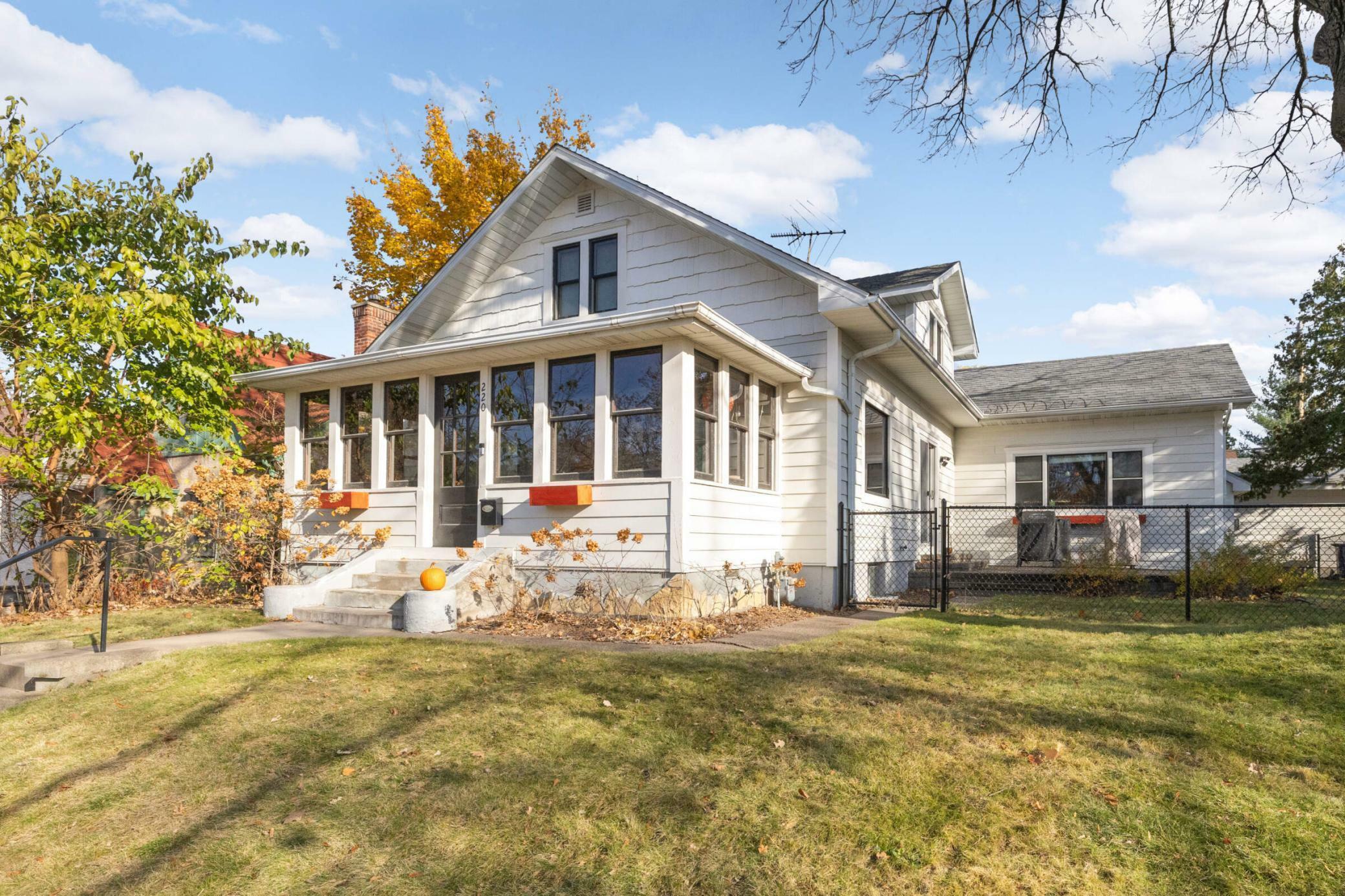 Property Photo:  220 Oak Grove Place  MN 55105 