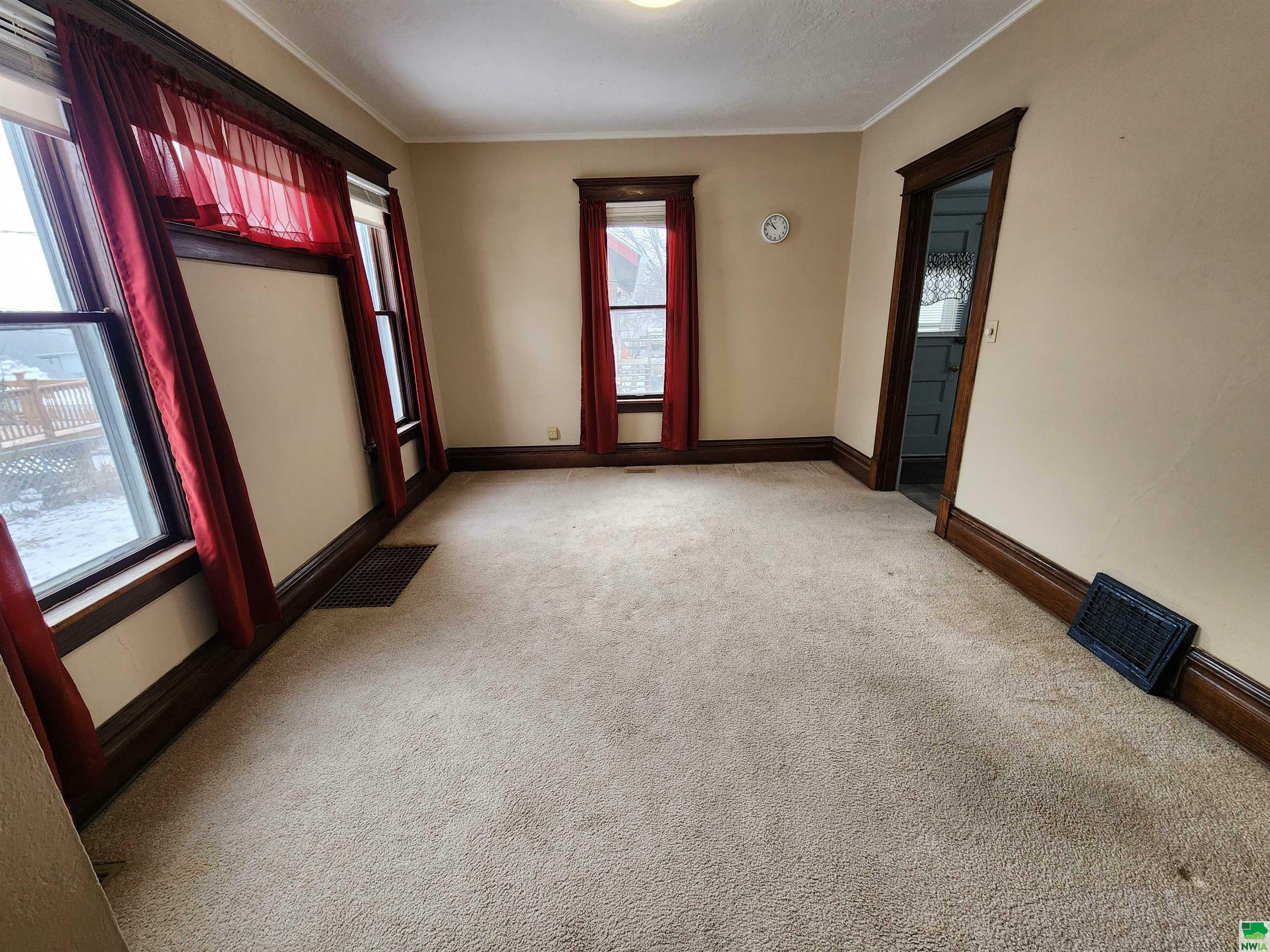 Property Photo:  1208 Hill Ave  IA 51104 