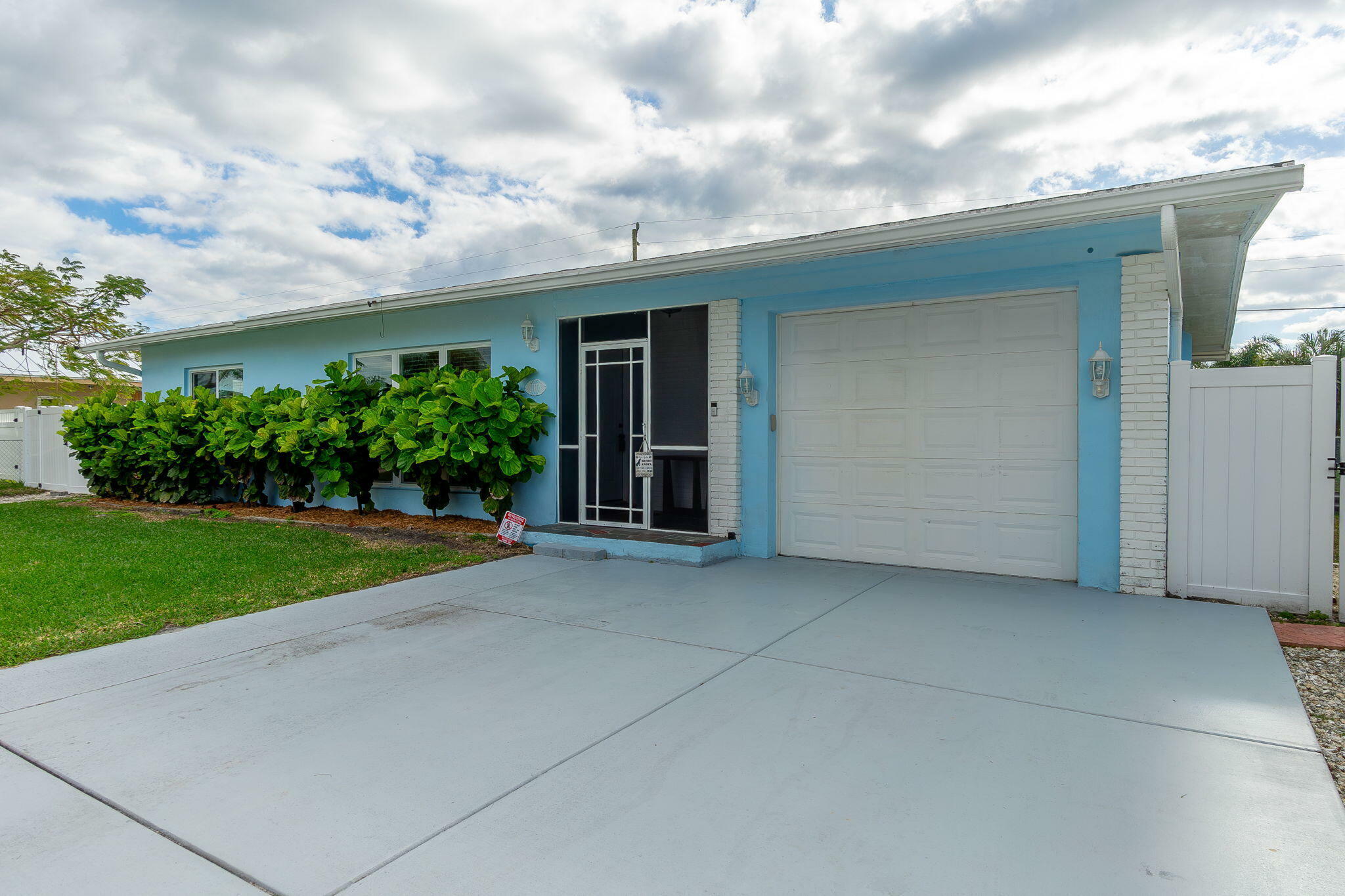 Property Photo: 1110 SE Mayfair Lane FL 34952