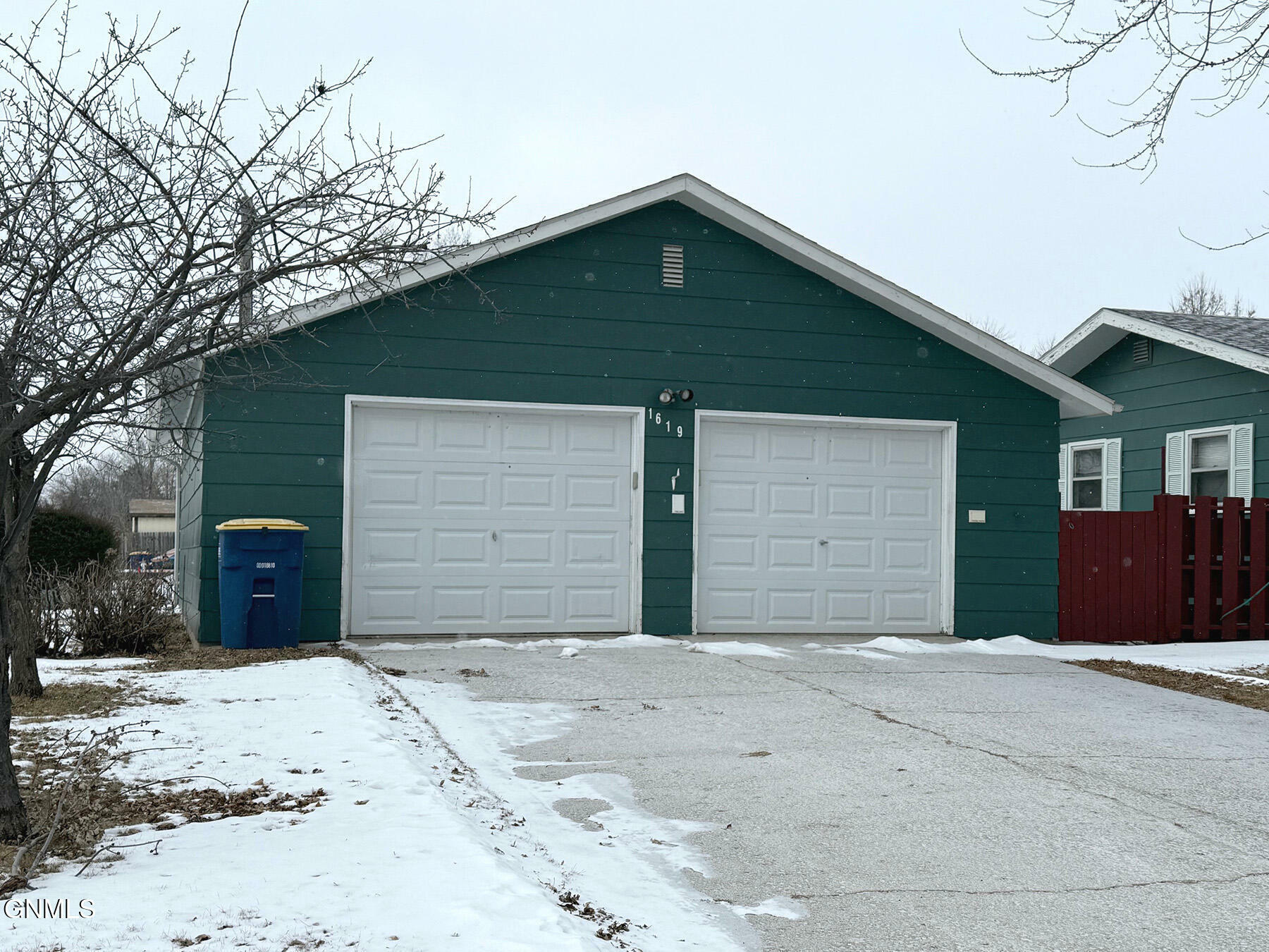 Property Photo:  1619 10th Avenue NE  ND 58401 