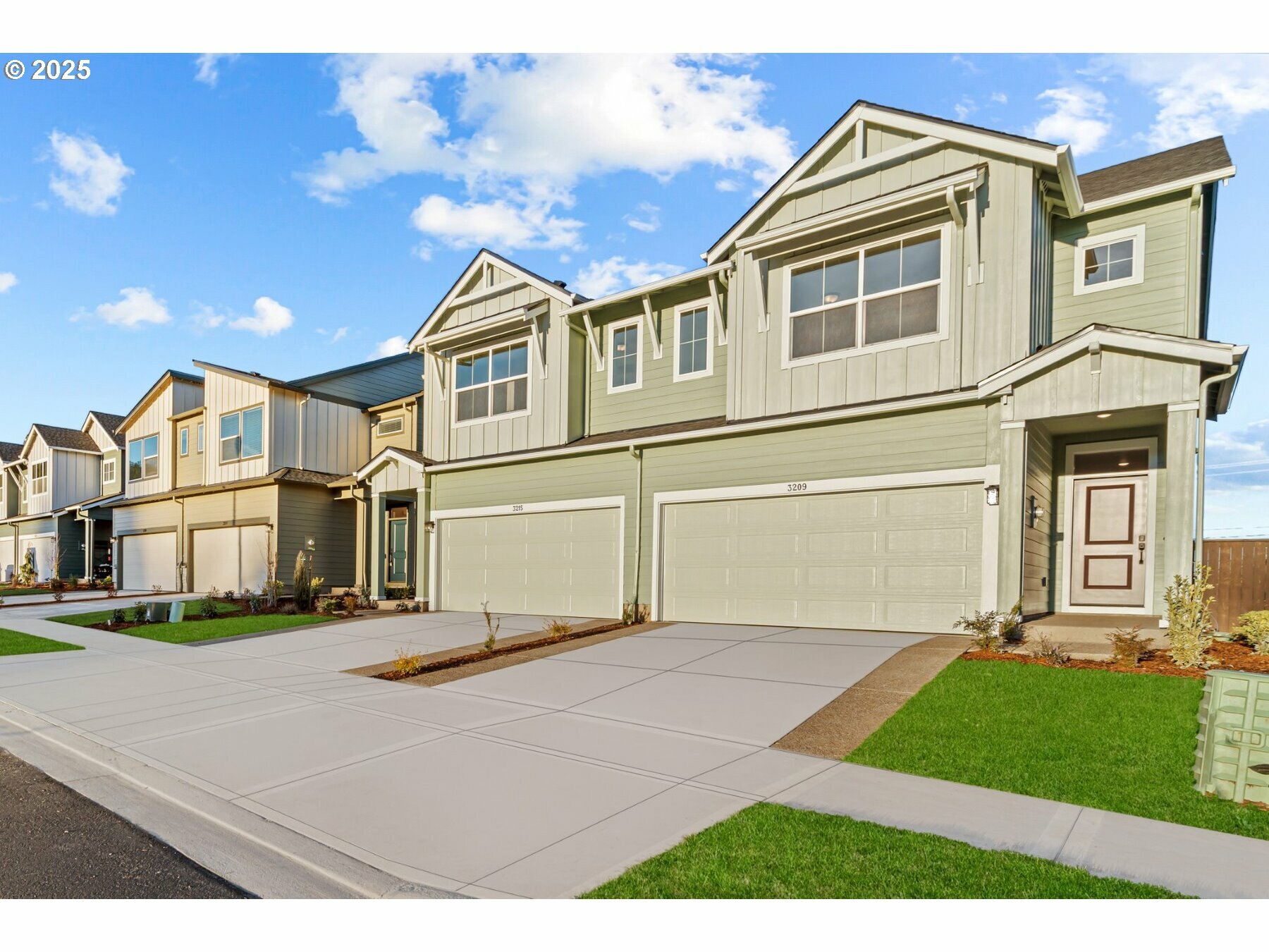 Property Photo: 3209 Rosebud Ct OR 97116