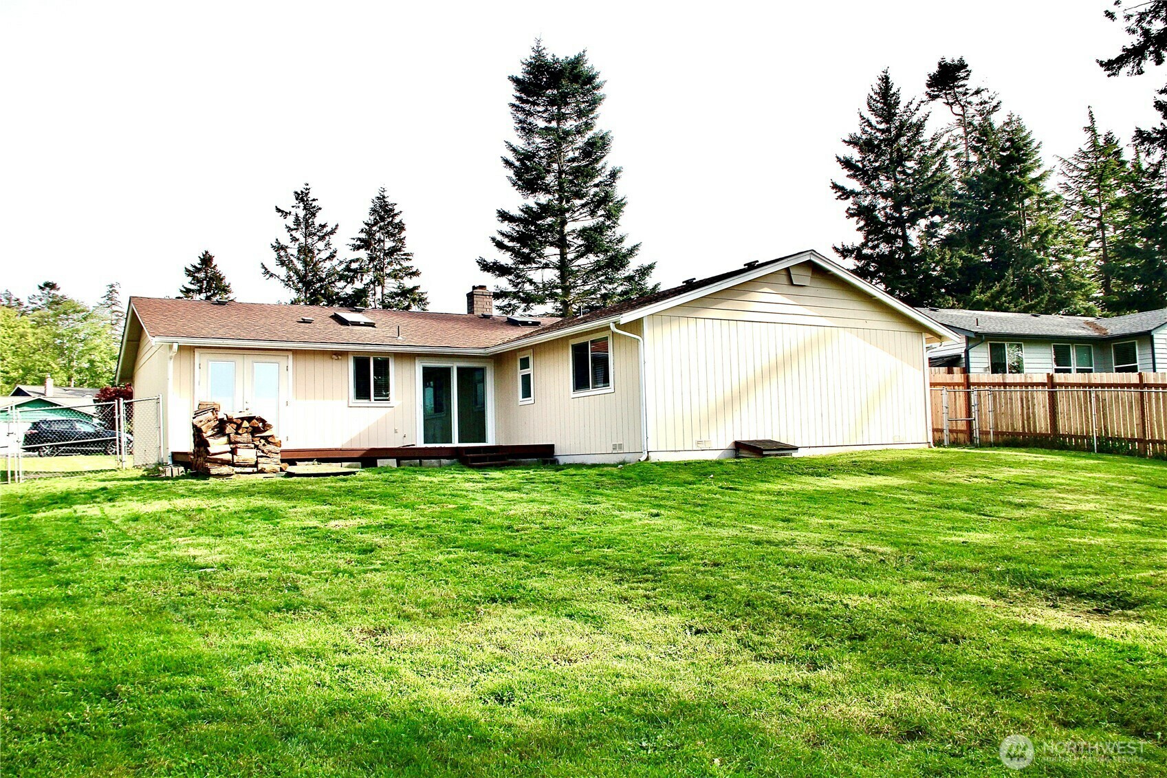 Property Photo: 2137 N Colonial Way WA 98277