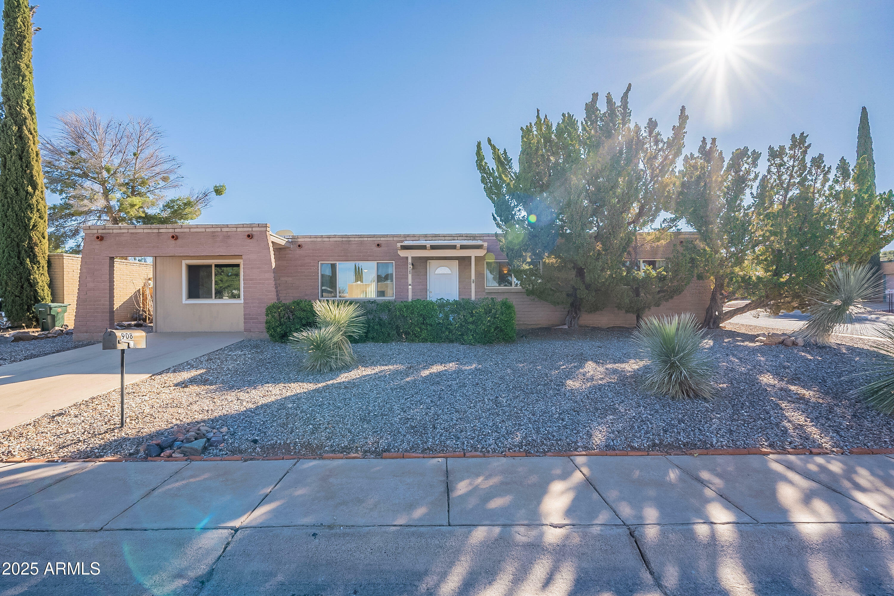 Property Photo:  908 E Mesquite Drive  AZ 85635 