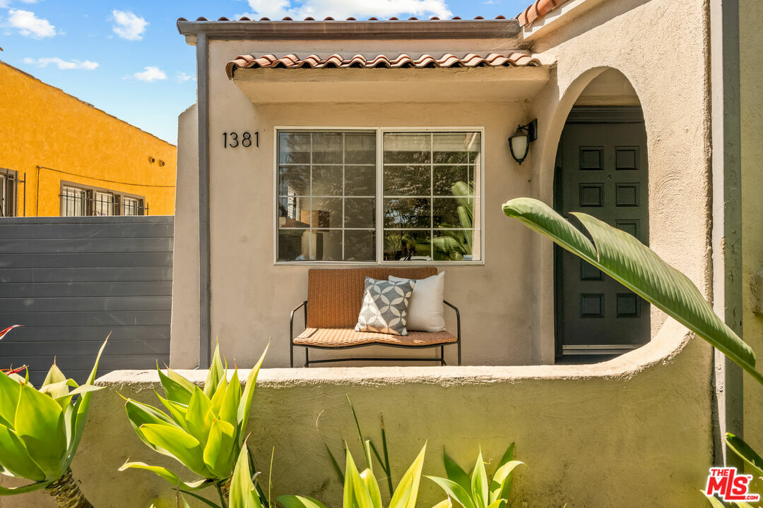 Property Photo:  1381  S Orange Dr  CA 90019 