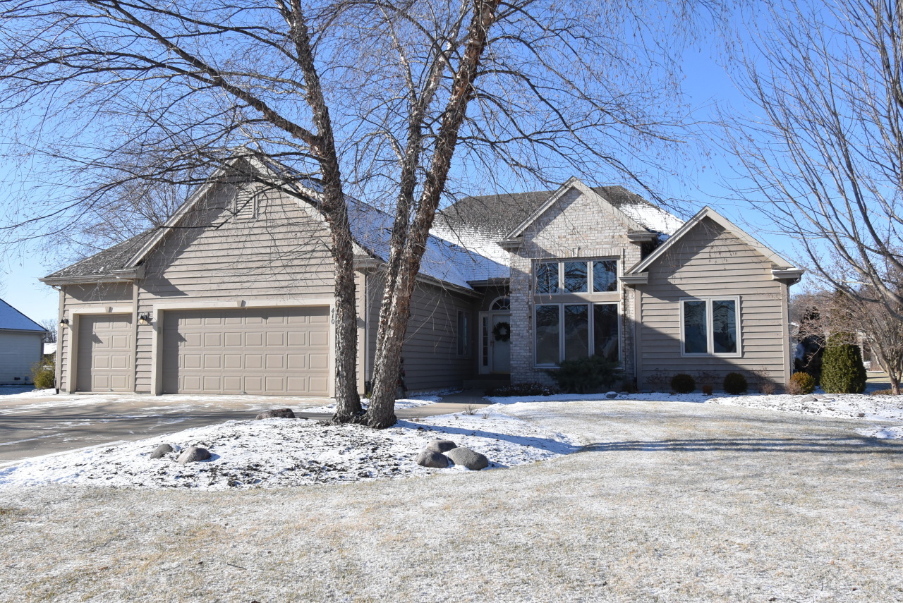 Property Photo: 410 Queen Anne Cir WI 53182