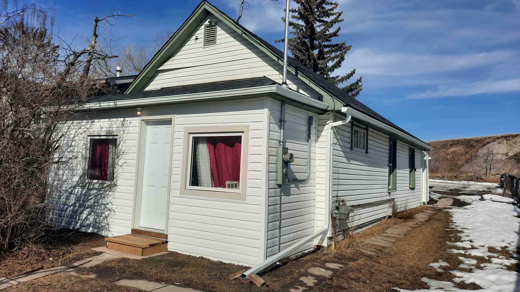 Property Photo: 304 7 Avenue SW AB T0J 0Y6