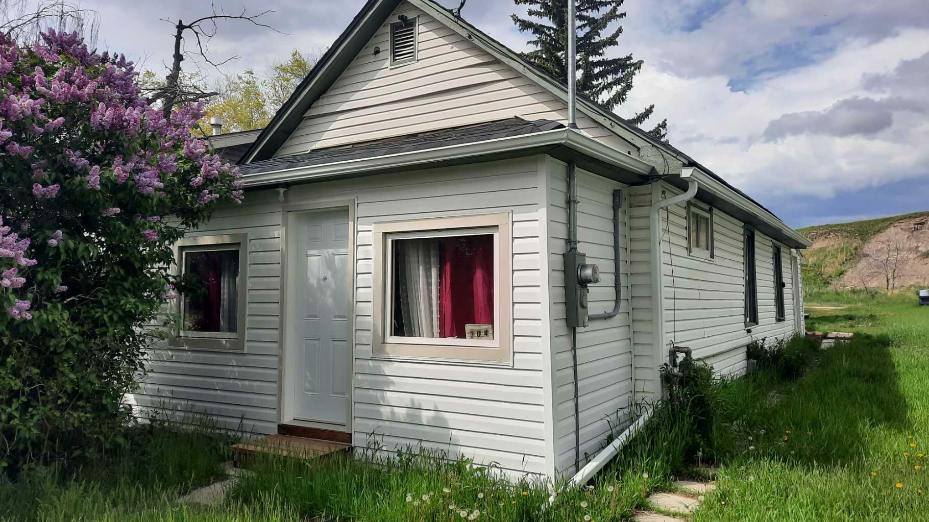 Property Photo:  304 7 Avenue SW  AB T0J 0Y6 