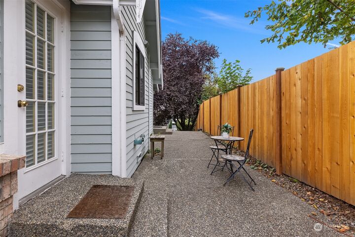 Property Photo:  10053  Wallingford Avenue N 10  WA 98133 