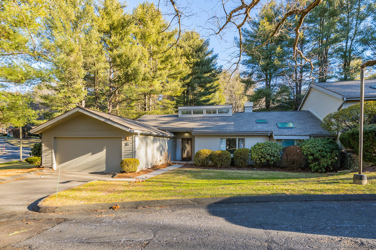 Property Photo: 8 Ivy Cove 8 CT 06001