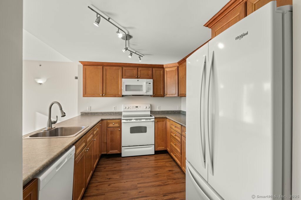 Property Photo:  3250 Fairfield Avenue Apt 225  CT 06605 