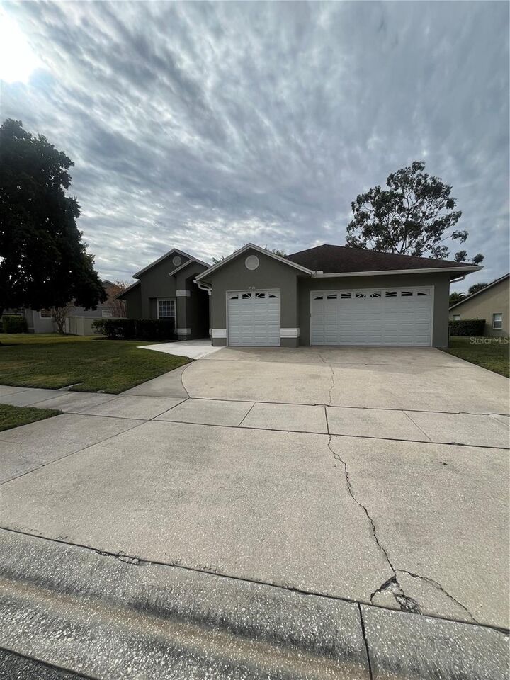 Property Photo: 3926 Kiawa Drive FL 32837