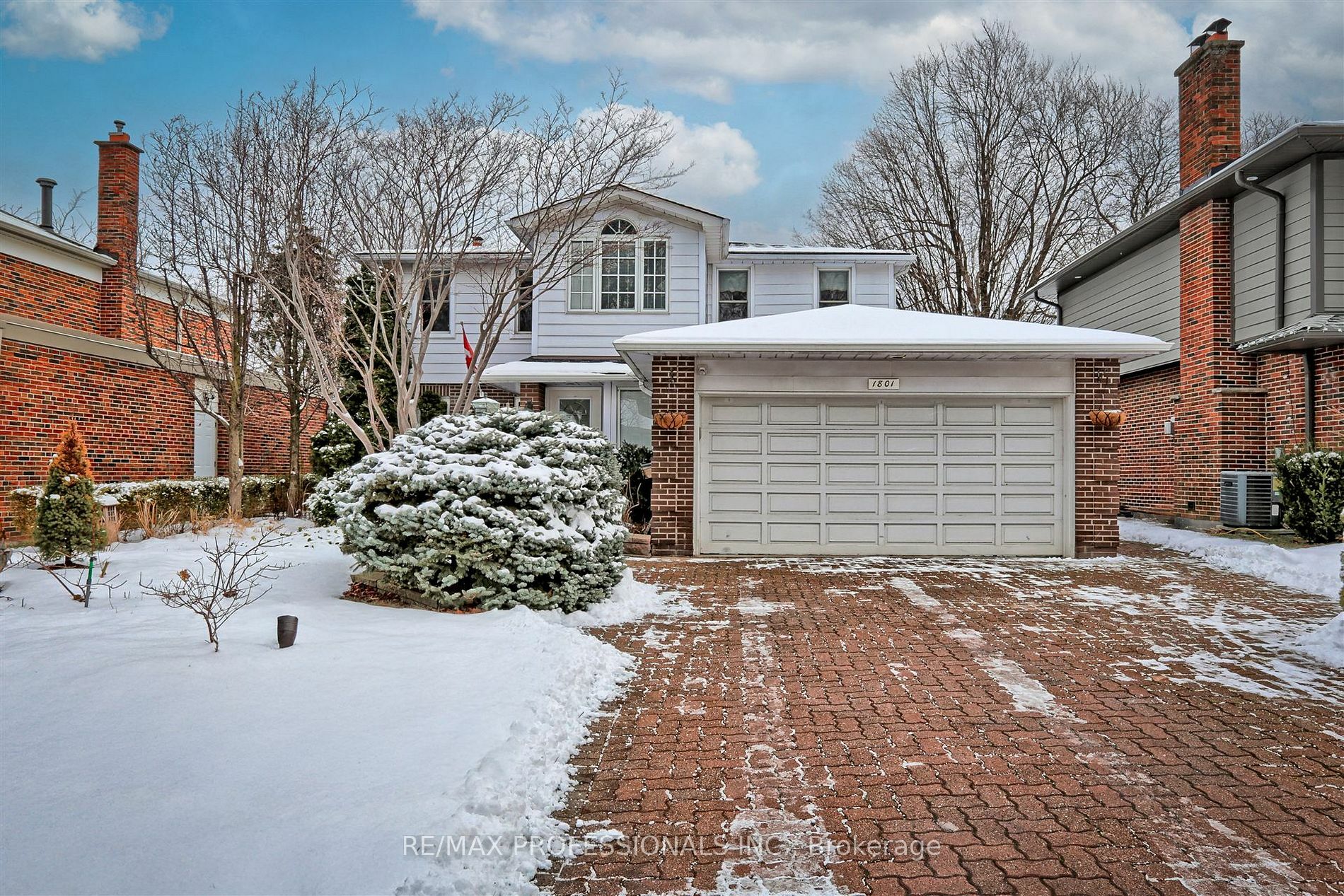 Property Photo:  1801 Stonepath Cres  ON L4X 1Y1 