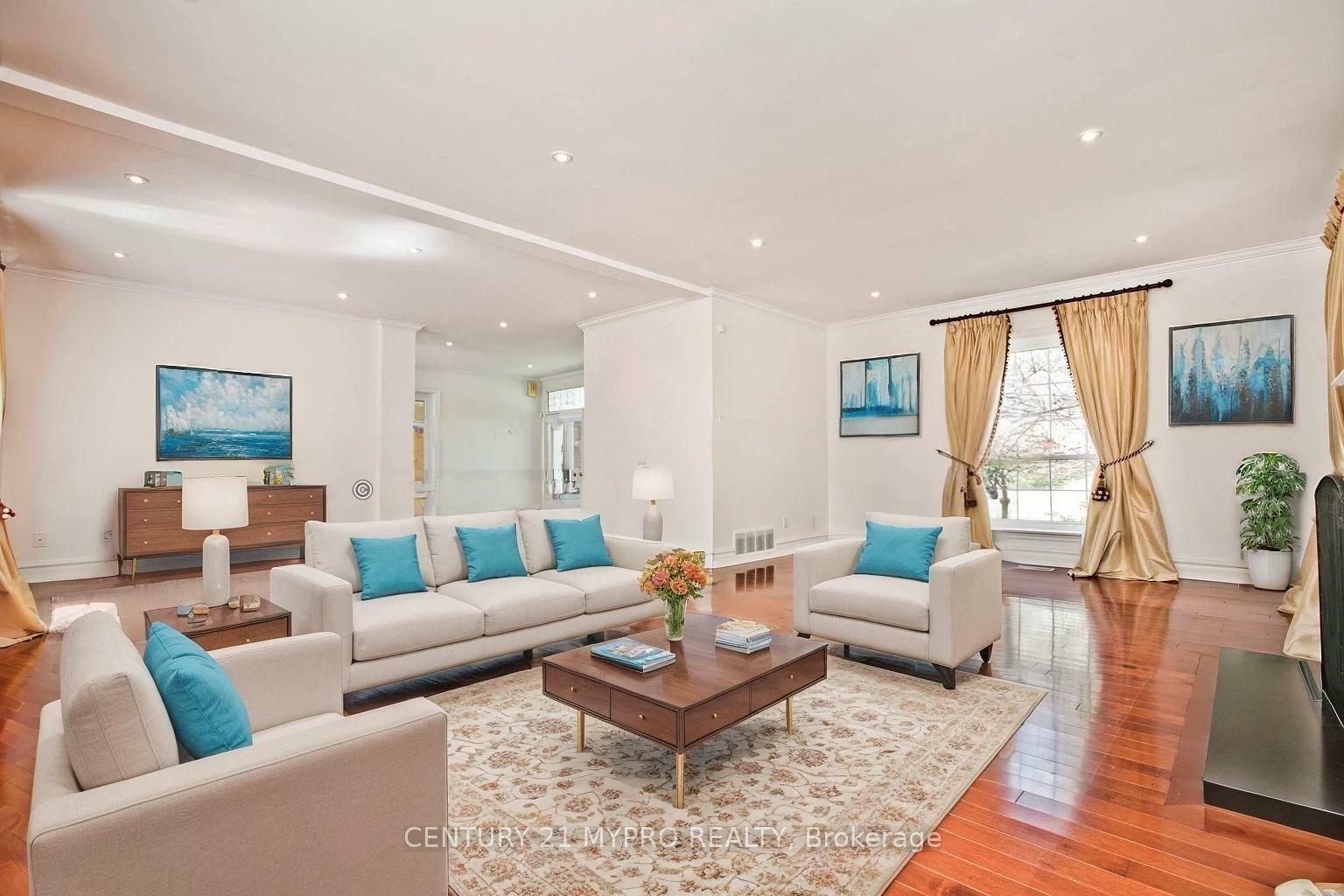 Property Photo: 9 Shady Oaks Crescent ON M3C 2L4